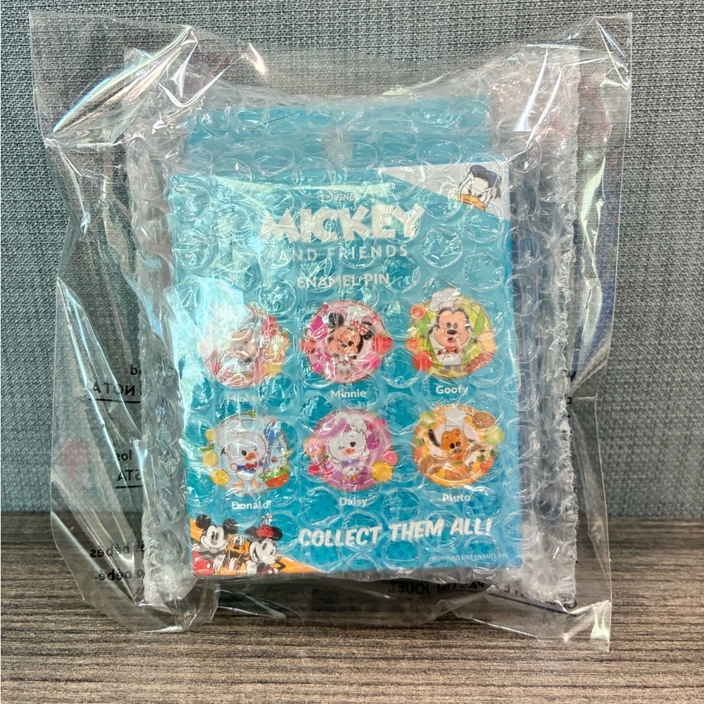 Disneys Mickey and Friends Blind Box Pin- Goofy - Picture 6 of 8